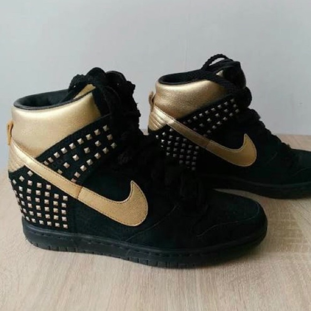 Nike Dunk Sky High black and gold